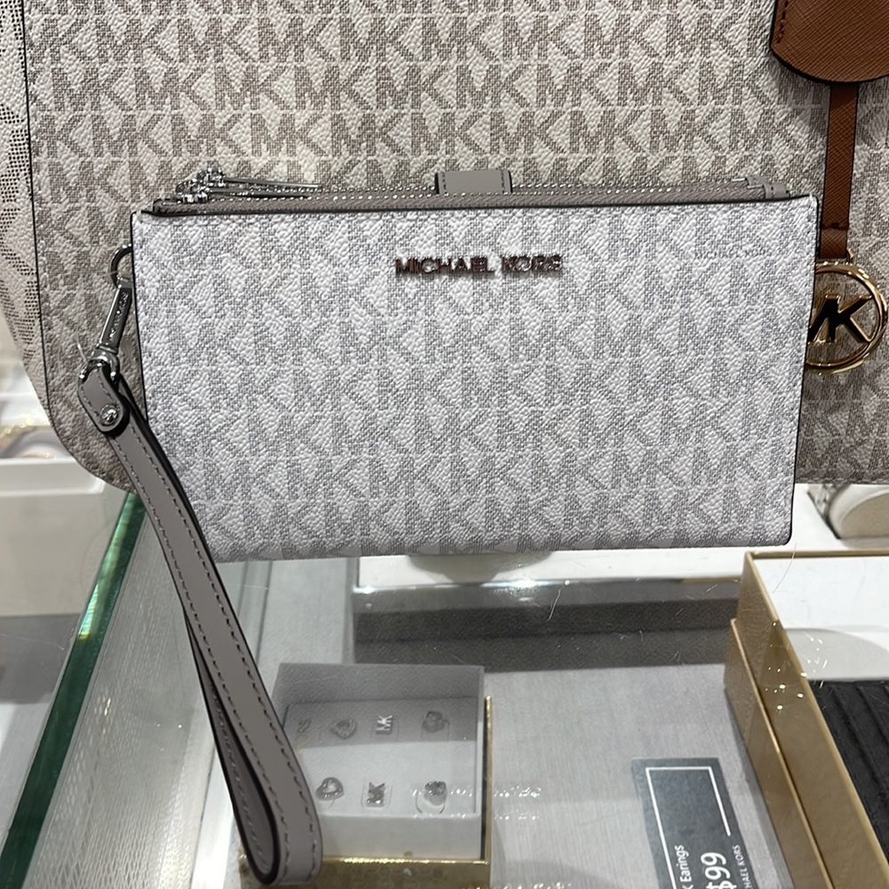 MICHAEL KORS LARGE DOUBLE ZIP WRISTLET 
Bright White - Picture 3 of 16